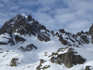 Encore quelques skieurs dans la montée au col des Crochues