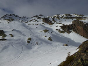 La début de la montée sur le droit de l'arête SE des Crochues
