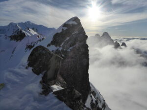 Le Pouce qui sort des nuages