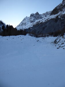 Le relief chaotique du bas de la combe des Fonds peu skiant avec le peu de neige