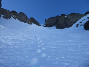 Double escalier dans le haut pour sortir au col
