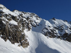 La rampe qui mène au sommet nord des Crochues tracée