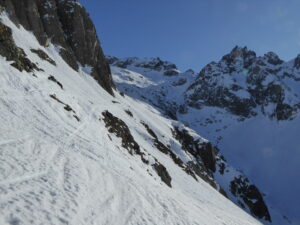 La traversée au-dessus de la combe de la Balme en neige dure
