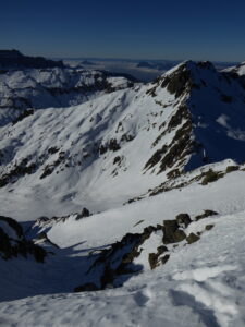 Pente ouest de la pointe Alphonse Favre vue du haut. En bas à droite, le col de Bérard