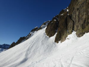 Bas du couloir abimé par des boules, moins agréable à skier