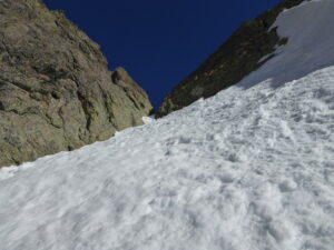 Quelques mètres sous la sortie du couloir de droite