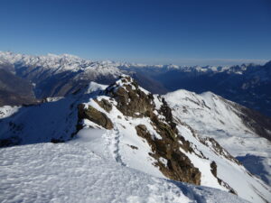 Sommet est et arête sommitale vu du sommet, qqs chaines visibles