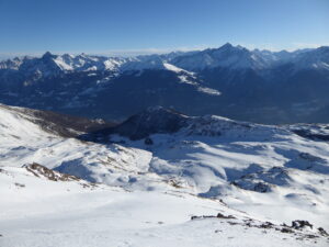 Haut de la pente sud, Emilius à g. Grivola à d.