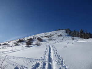 Remontée de la face sud-est. Encore des traces à faire
