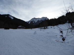 Départ RG du Brevon. Au fond le roc d'Enfer