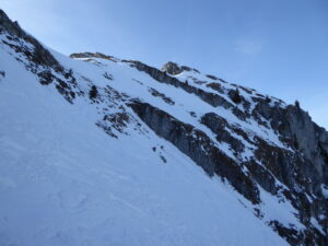 Haut de la combe nord, ça skie entre les touffes d'herbe