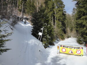 Le raide sentier qui mène aux Tseppes