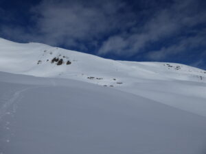 Les pentes sud sous le sommet