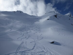 Et la troisième qui mène au col entre les pointes 2737 à d. et 2743 à g.