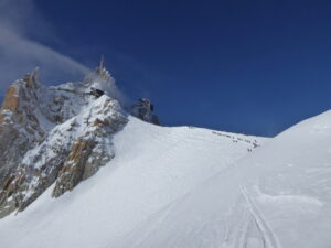 Beaucoup de monde mais les 3 itinéraires tracés et sécurisés pour descendre l'arête évitent que cela bouchonne de trop.