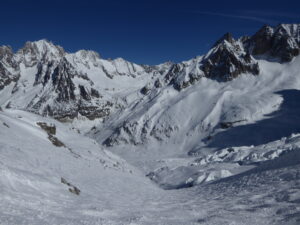 Passage des séracs du Requin déjà bosselé