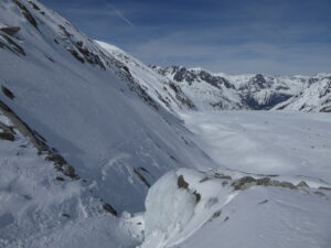 Juste un endroit où il faut skier entre des rochers