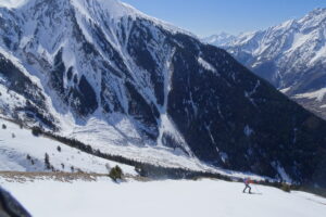 Vue sur l'énorme avalanche dans la combe de la Malsanne