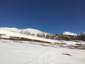 Départ de Vétan ski aux pieds mais l'épaisseur de neige est faible