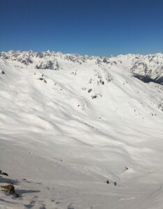 Deux skieurs dans le versant nord du col Fenêtre