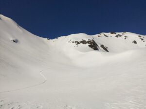 Neige transfo à poudreuse dans la combe SE du col Vertosan S. Une petite coulée de neige humide est partie sous mes skis dans le haut