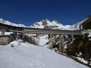 Passage sous l'entrée du tunnel