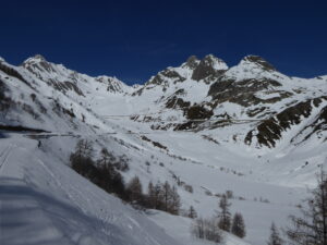 Le haut de la route du GSB. Aig. de Lesache à g. Fourchon-Pain de Sucre à d.