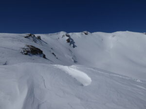 Enneigement irrégulier sur la crête SE
