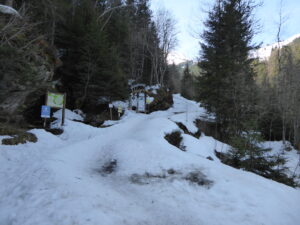 Bas de la voie romaine en neige dure à gelée