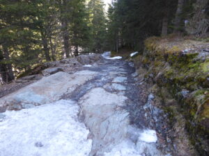 Dans le haut de la partie raide de la voie romaine il faut déchausser