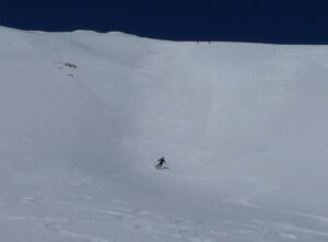 Poudreuse ventée assez bonne à skier dans les creux du versant sud sous le sommet