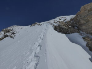 La descente de quelques mètres pour accéder à la rampe SO