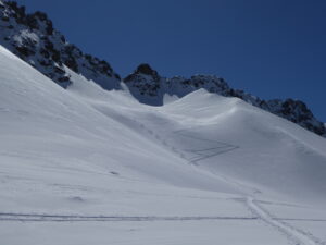 La brèche qui permet de franchir la crête au sud de la tête de la Cicle