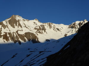 Dès 7h, les pentes SE de l'aiguille des Sasses prennent le soeil