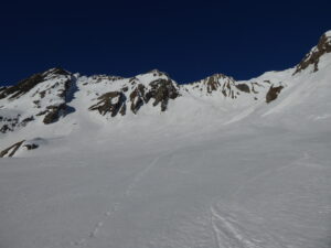 Au pied de la combe SE (à d.). Tout droit, le couloir NE