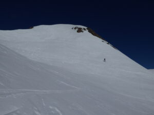 Bonne neige à skier depuis le sommet