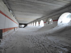 Passage dans le tunnel sous le col sans déchausser