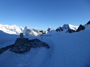 Fenêtre de Ferret. Tout droit les deux cols suivants