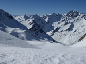 Le col de l'Arpalle (à g.) vu du col du Névé de la Rousse