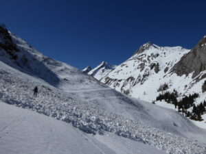 Avalanche de neige humide récente vers 1850