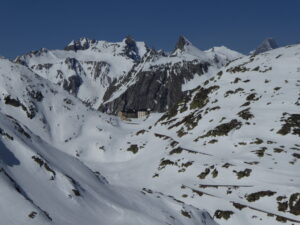 Hospice sur fond de grandes Jorasses, Fourchon, Pain de Sucre, grand et petit Golliat