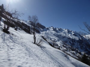 La même vue du bas avant la traversée descendante sur le pont d'Arlevé