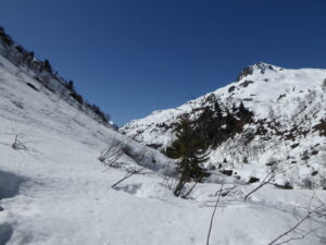 La descente sur le pont d'Arlevé, Noire de Pormenaz à d.