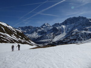 Montée sur fond de mont Vélan et Grand Combin