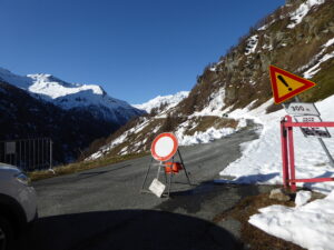 La route en rive gauche du barrage pas encore complètement dégagée