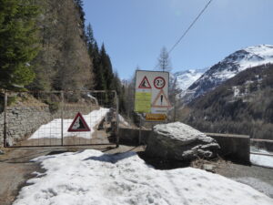 Route rive droite du barrage pas assez enneigée pour pouvoir chausser