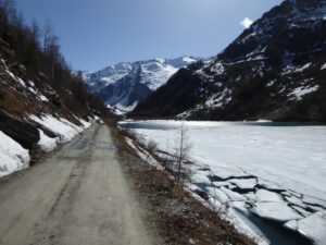 La piste en rive droite du barrage qui mène à Usellières dégagée