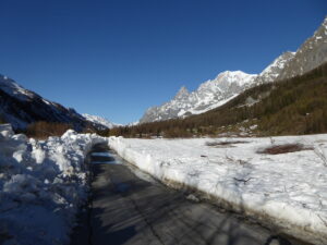 Route déneigée entre Planpincieux et Lavachey mais non ouverte