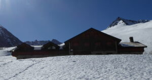 Le refuge Bonatti et l'aiguille de Malatra entre les deux fenêtres
