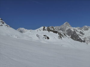 Tête d'entre deux Sauts encadrée par le Mont Blanc et les Jorasses
